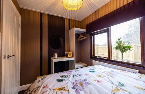 Poulton-le-Fylde House | The Woodland Lodge - Wood Fired Hot Tub and Firepit
