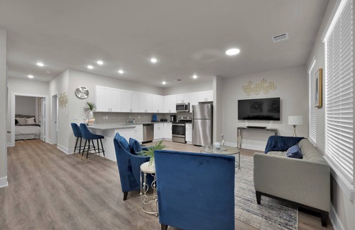 Grogan's Mill Apartment | The Woodlands 2 bed/2 Bath Suite: The Blue Luxe Vol 4of4