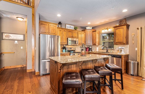 Hollister Cabin | THEATER/GAME ROOM w/100” Screen! Pool Table! Dining Seats 20! 3 Living Areas!