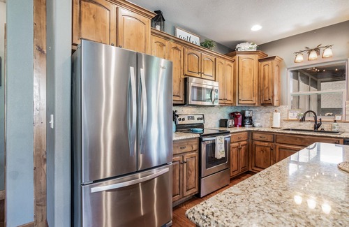 Hollister Cabin | THEATER/GAME ROOM w/100” Screen! Pool Table! Dining Seats 20! 3 Living Areas!