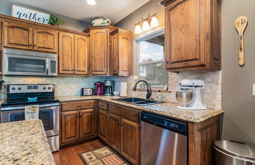 Hollister Cabin | THEATER/GAME ROOM w/100” Screen! Pool Table! Dining Seats 20! 3 Living Areas!