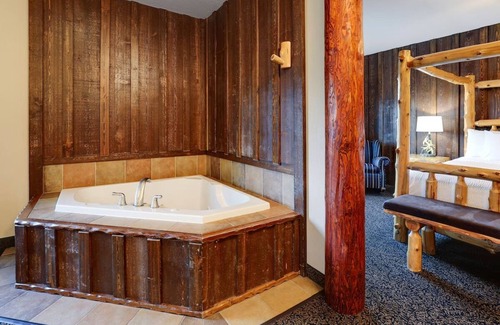 Sioux City Hotel | Theme Suite, Whirlpool, Stoney Creek, 1 King Bed, Fireplace, Pool