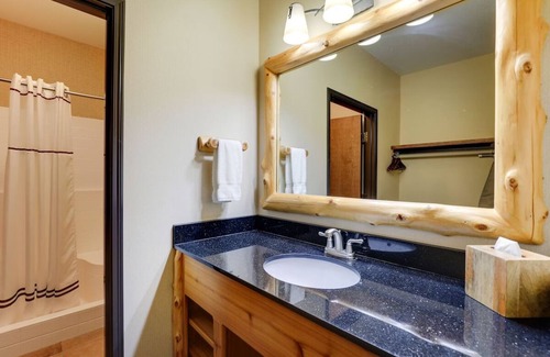 Sioux City Hotel | Theme Suite, Whirlpool, Stoney Creek, 1 King Bed, Fireplace, Pool