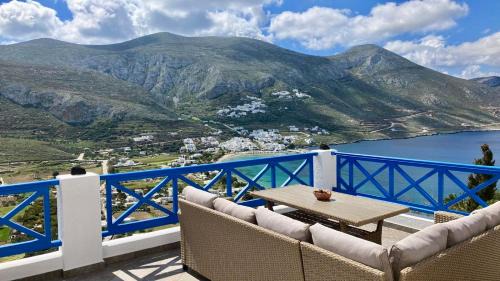 Tholaria House | Theoreion