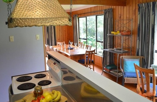 Tata Beach House | Theo’s Place - Family haven at Ligar Bay - Sleeps 10. (Dogs negotiable).