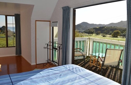 Tata Beach House | Theo’s Place - Family haven at Ligar Bay - Sleeps 10. (Dogs negotiable).