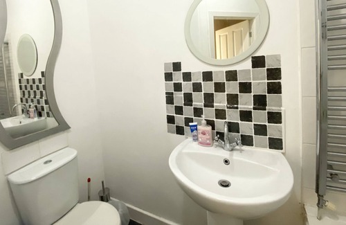 Cleckheaton House | Thepropertyfocus - Stylish 2-bedroom House