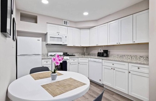 Society Hill Apartment | This apartment is a 2 bedroom(s), 1 bathrooms, located in Philadelphia, PA.