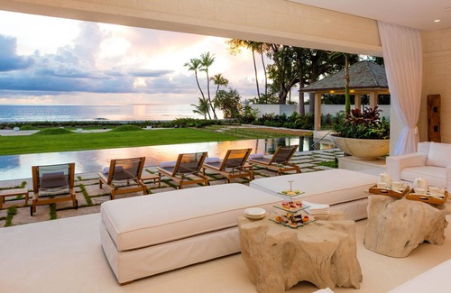 Little Battaleys House | This beacfront villa is striking and stylish, Contemporary and beautifully designed and furnished.