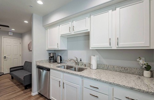 Amphi Apartment | This centrally located 1 bedroom 2 bathroom is fully remodeled with electric vehicle charging on site