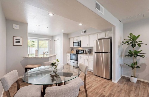 Amphi House | This centrally located 2 bedroom 2 bathroom is fully remodeled with electric vehicle charging on site