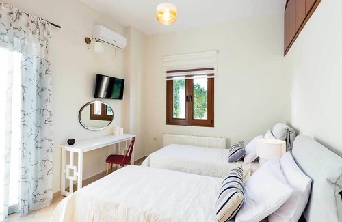 Prines House | This charming countryside property has a modern, contemporary design and is only a few minutes drive