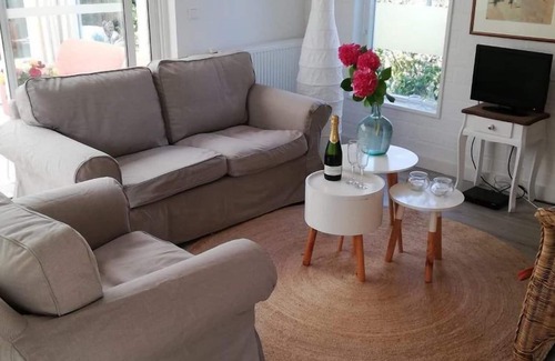 Egmond aan den Hoef House | This completely renovated and fresh bungalow is situated in a quiet park in Egmond aan den Hoef.