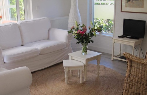 Egmond aan den Hoef House | This completely renovated and fresh bungalow is situated in a quiet park in Egmond aan den Hoef.