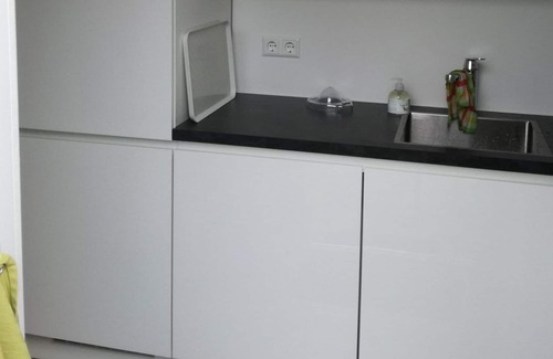 Egmond aan den Hoef House | This completely renovated and fresh bungalow is situated in a quiet park in Egmond aan den Hoef.