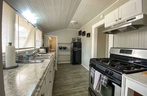 Armona Cottage | This cottage is a 2 bedroom(s), 1 bathrooms, located in Armona, CA.