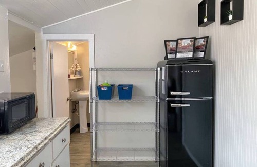 Armona Cottage | This cottage is a 2 bedroom(s), 1 bathrooms, located in Armona, CA.