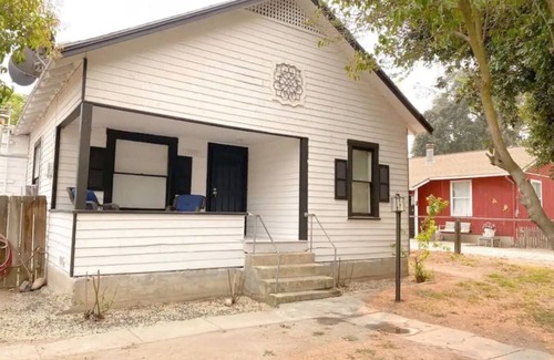 Armona Cottage | This cottage is a 2 bedroom(s), 1 bathrooms, located in Armona, CA.