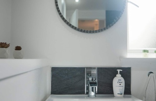 Larkhall House | This house is a 3 bedroom(s), 2 bathrooms, located in Stonehouse, Scotland.