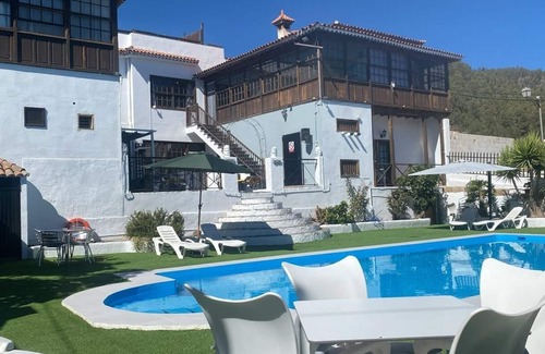 Vilaflor Apartment | This is a double room with a double bed. It has an en-suite bathroom. The window in the room looks out into the hallway.