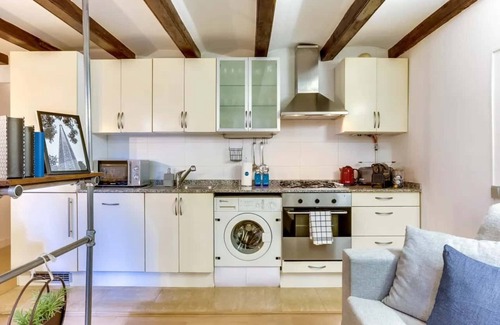 La Nova Esquerra de l'Eixample Apartment | This modern and thoughtfully designed loft combines industrial charm with warm, cozy comfort, creating the perfect atmosphere for a memorable stay.