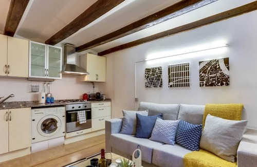 La Nova Esquerra de l'Eixample Apartment | This modern and thoughtfully designed loft combines industrial charm with warm, cozy comfort, creating the perfect atmosphere for a memorable stay.