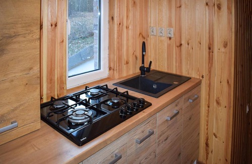 Biskupiec House | This practical hut welcomes you to Lake Dadaj for a great nature experience.