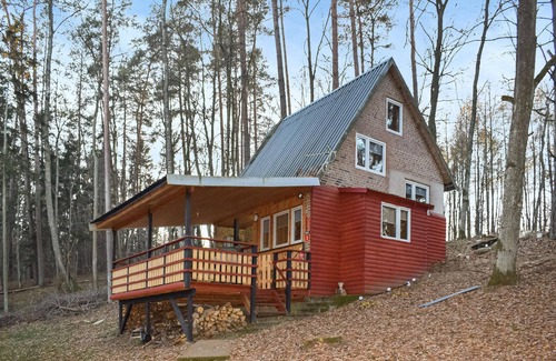 Biskupiec House | This practical hut welcomes you to Lake Dadaj for a great nature experience.