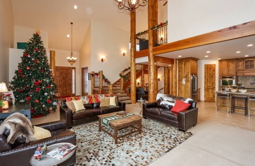 Sandy House | This stunning lodge is nestled on the Wasatch Mountain foothills!