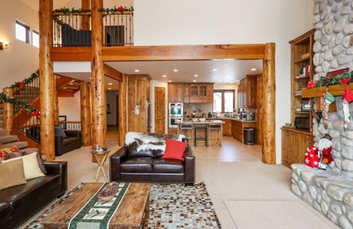 Sandy House | This stunning lodge is nestled on the Wasatch Mountain foothills!