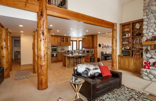 Sandy House | This stunning lodge is nestled on the Wasatch Mountain foothills!