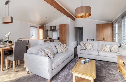 Harlow Ski Chalet | Three Bedrom Luxury Lodge with Hot Tub
