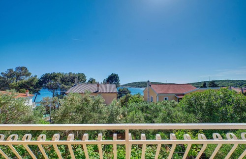 Martinscica Apartment | Three bedroom apartment with balcony and sea view Martinšćica, Cres (A-23222-a)