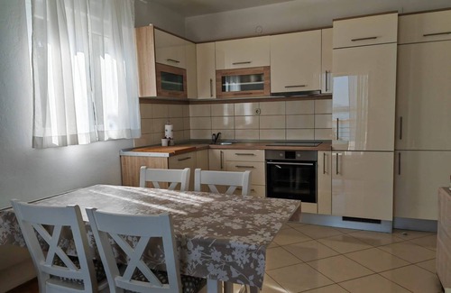 Tkon Apartment | Three bedroom apartment near beach Tkon, Pašman (A-8297-b)