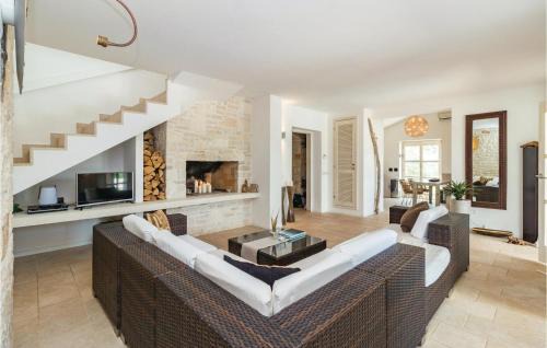 Stifanici House | Three-Bedroom Holiday Home In Stifanici