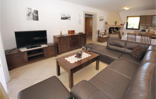 Rebici House | Three-Bedroom Holiday Home In Rebici