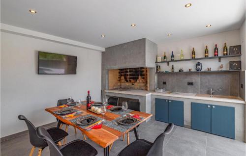 Zbandaj House | Three-Bedroom Holiday Home In Porec