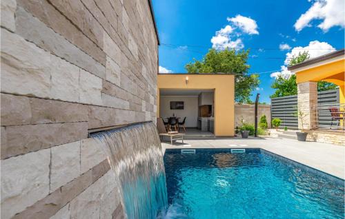 Zbandaj House | Three-Bedroom Holiday Home In Porec