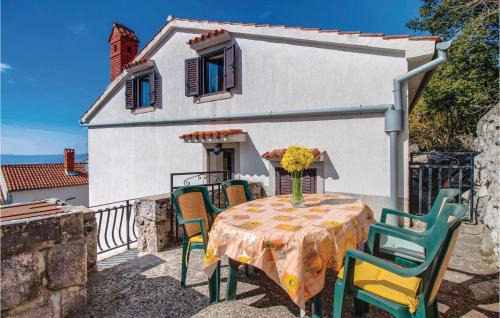Cres House | Three-Bedroom Holiday Home In Dragozetici