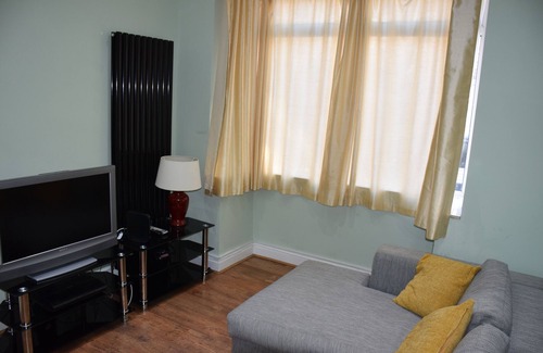 Higham Hill House | Three Bedroom House, 2 Bathrooms, Garden, 10 Minutes Station