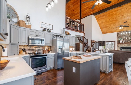 Bixby House | Three houses on 160 Acres | Perfect for Large Family Gatherings