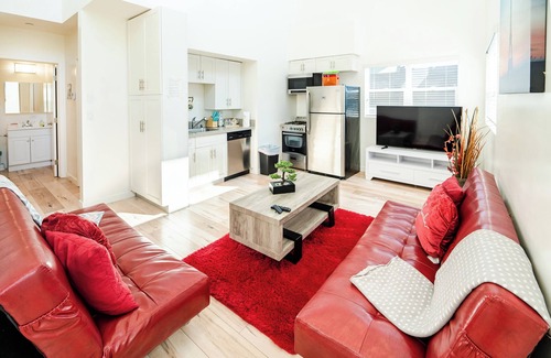 Wilshire Center Apartment | Three Story 3-Bedroom 2-Bathroom Loft In Koreatown/Hollywood With AC & 2-Parking