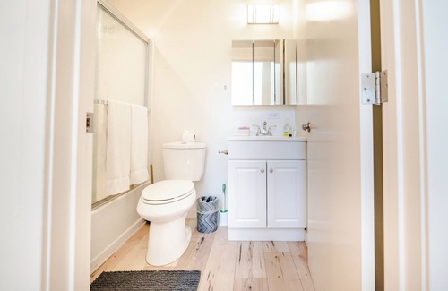 Wilshire Center Apartment | Three Story 3-Bedroom 2-Bathroom Loft In Koreatown/Hollywood With AC & 2-Parking