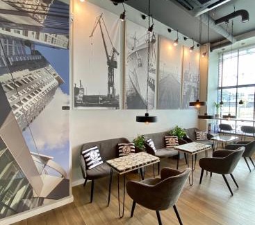 Wzgorze Swietego Maksymiliana Hotel | Thruster - Rooms, Kitchen, Chill-Out Zone-Netflix, Lobby-Netflix