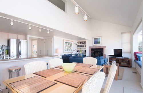 Monterey House | Tides In - Monterey Beach House - Oceanfront, Walk to Fisherman's Wharf