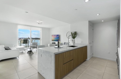 Central Beach House | Tiffany Ebony - Ocean & Canal views, Walk to Beach