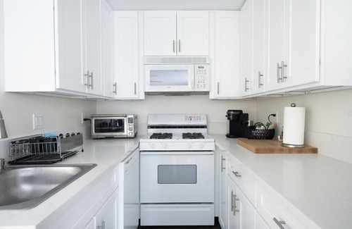 Mission Canyon Apartment | Tiki Vista Retreat-Majestic Views-Central Location