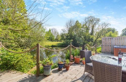 Diss House | Tilly's, a two bedroom holiday retreat with hot tub and views of the pond
