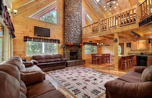 Logan Cabin | Timber Ridge Lodge - 5-BR, w/King Suite - Hocking