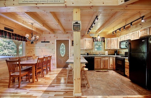 Logan Cabin | Timber Ridge Lodge - 5-BR, w/King Suite - Hocking